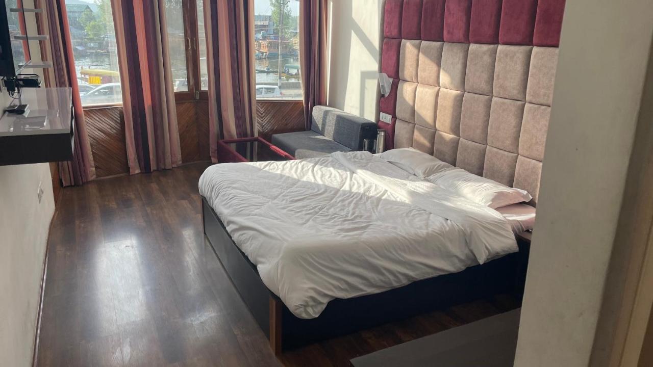 Hotel Senorita Srinagar  Ngoại thất bức ảnh