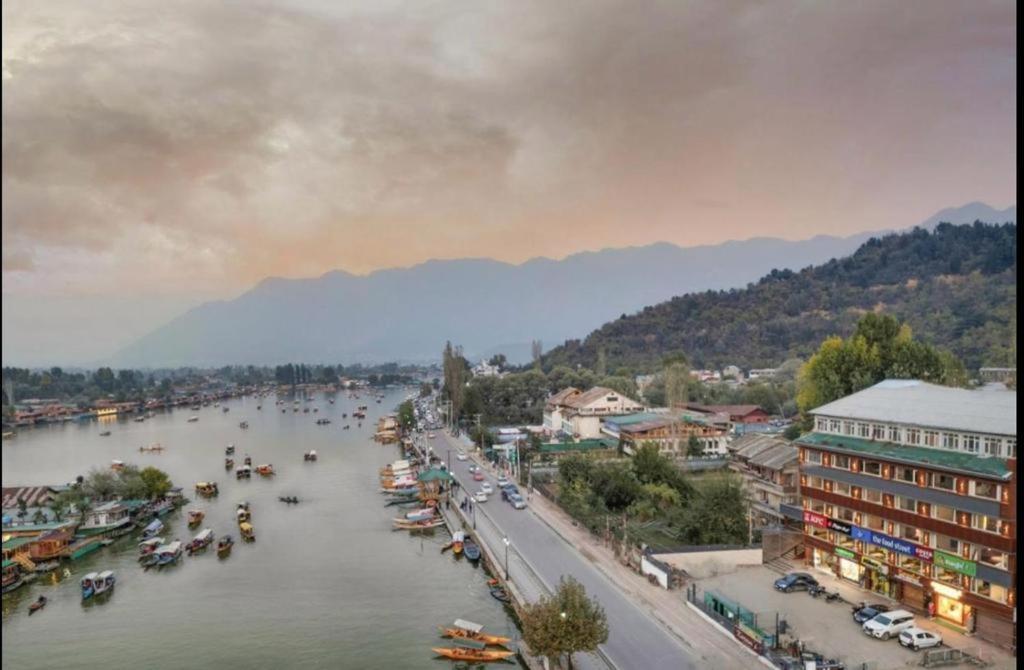 Hotel Senorita Srinagar  Ngoại thất bức ảnh